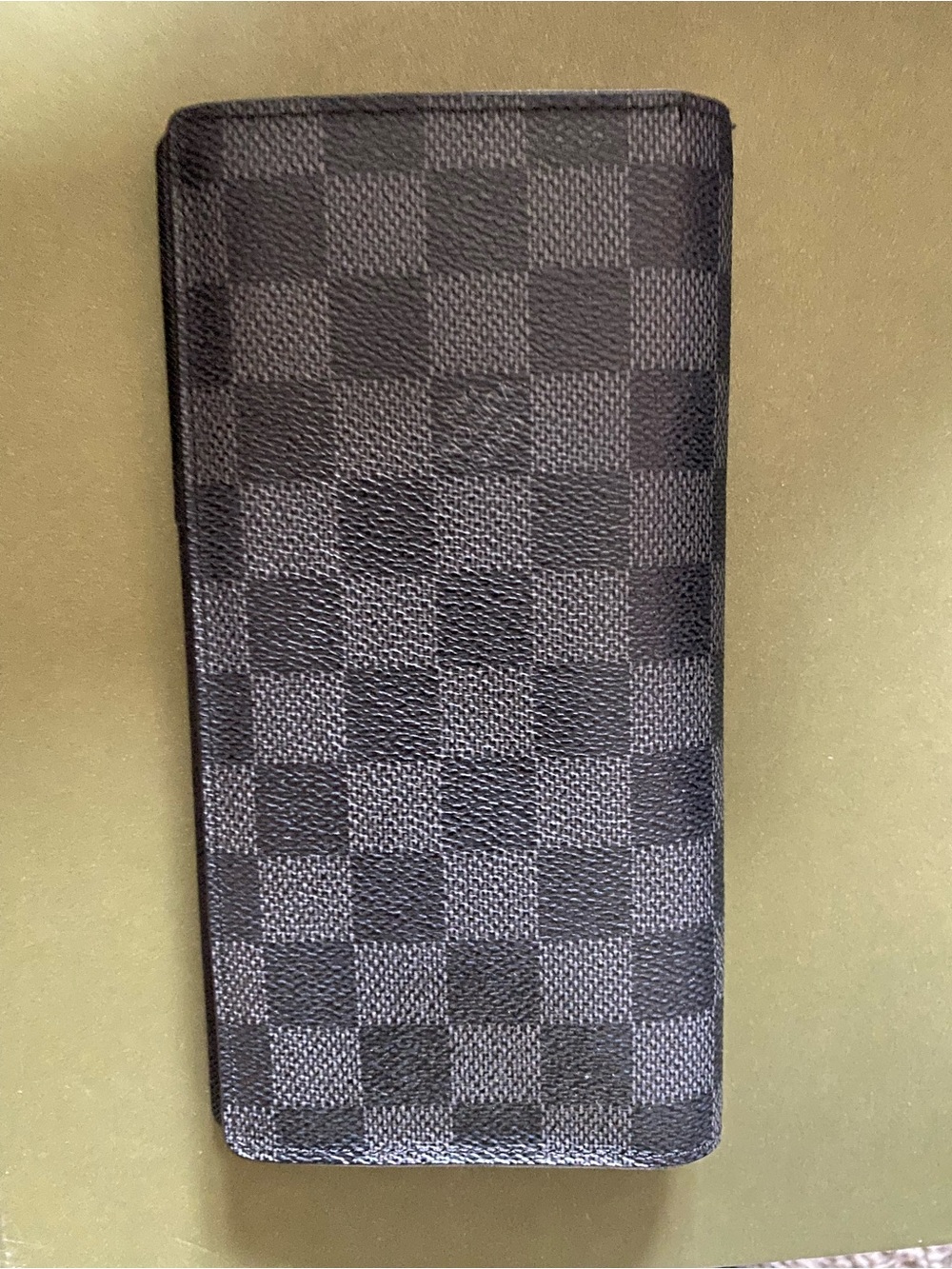 LOUIS VUITTON
Damier Graphite Brazza Wallet